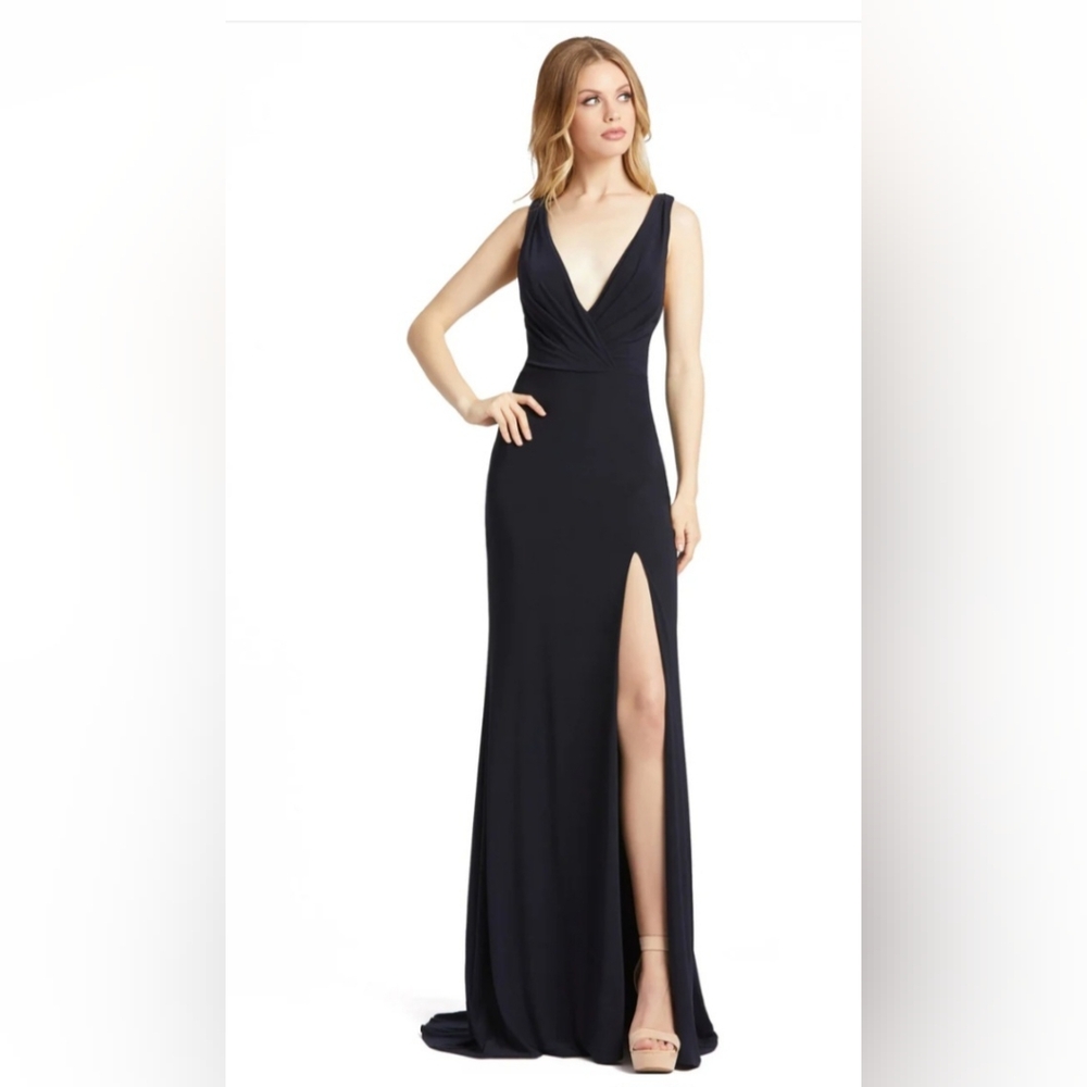 Black Mac Duggal Ieena Sleeveless v neck jersey gown size 2